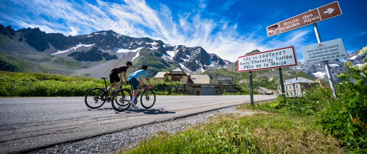 Fietsers op de Col du Lautaret op de Route des Grandes Alpes
