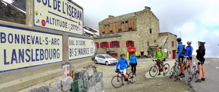 Fietsen naar de top van de Col de l'Iseran, de hoogste bergpas van Europa en de heilige graal voor fietsers