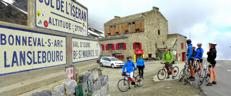 Fietsen naar de top van de Col de l'Iseran, de hoogste bergpas van Europa en de heilige graal voor fietsers
