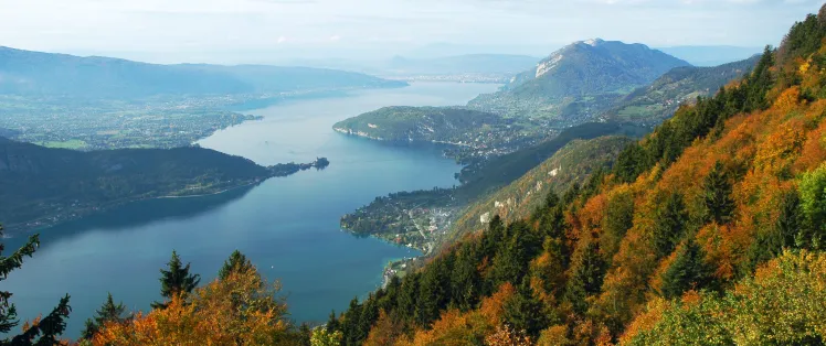 Het kristalheldere water van het meer van Annecy