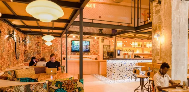 Bar convivial dans une auberge de jeunesse à Nice, France.