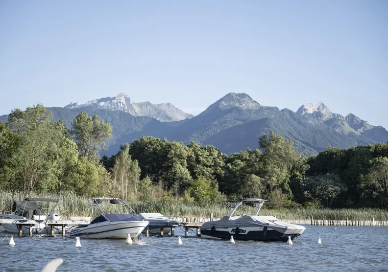 Boten op het meer van Annecy bij de bron van het meer