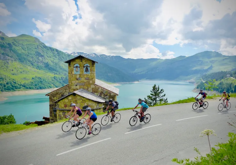 Kapel en meer van Roselend