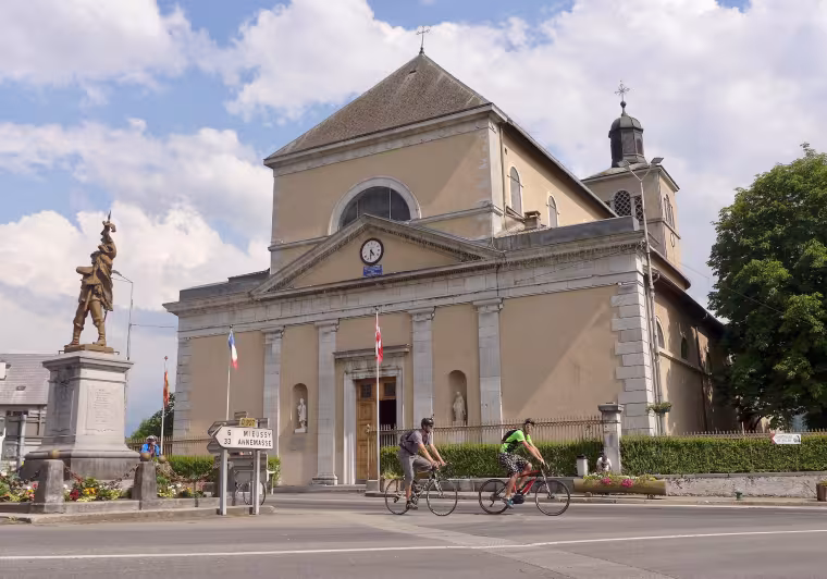 Fietsers voor de Saint-Jean-Baptiste kerk in Taninges