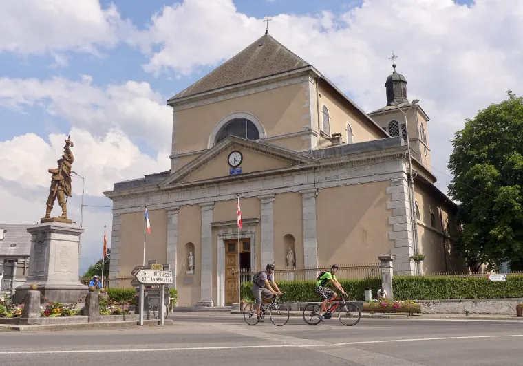 Fietsers voor de Saint-Jean-Baptiste kerk in Taninges