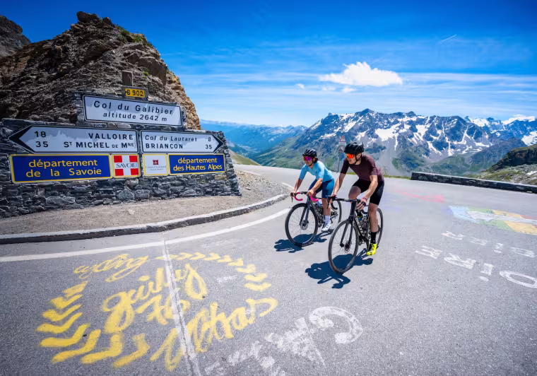 Aankomst op de top van de Col du Galibier, de graal van een fietser