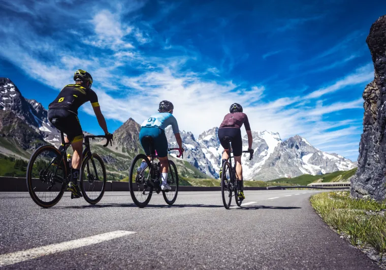 drie fietsers op de Route des Grandes Alpes