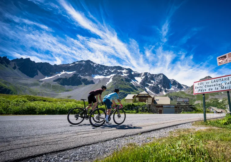 Fietsers op de Col du Lautaret op de Grandes Alpes® Route