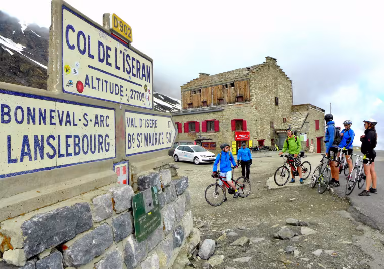 Fietsen naar de top van de Col de l'Iseran, de hoogste bergpas van Europa en de heilige graal voor fietsers