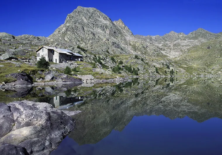 De toevluchtsoord Merveilles voor het Lac Long Supérieur des Merveilles