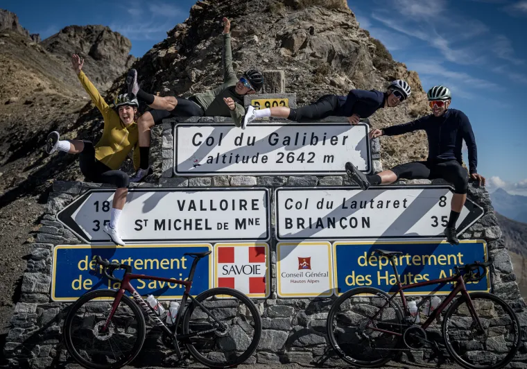 fietsgroep op de top van de Col du Galibier