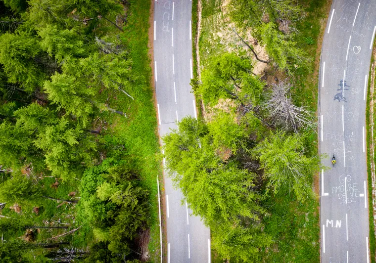 De Col d'Izoard en zijn switchbacks vanuit de lucht