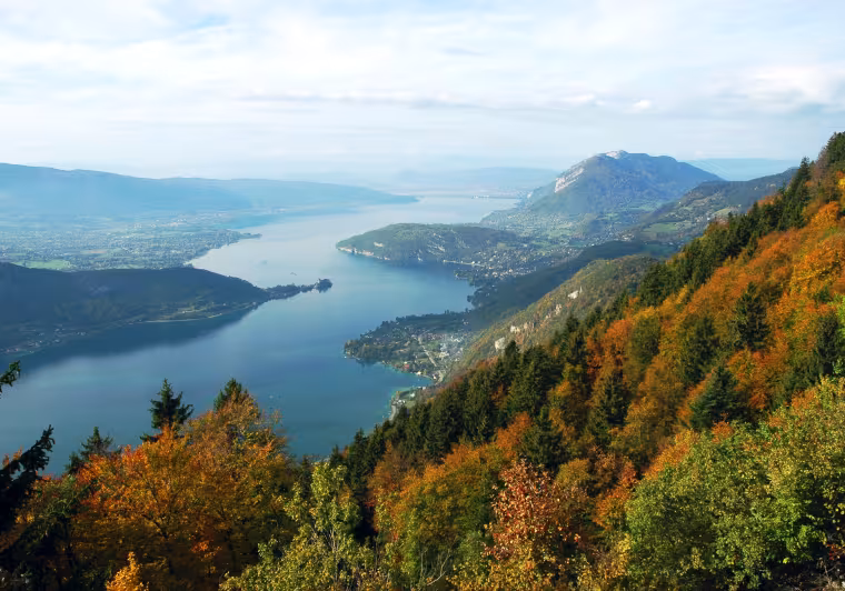Het kristalheldere water van het meer van Annecy