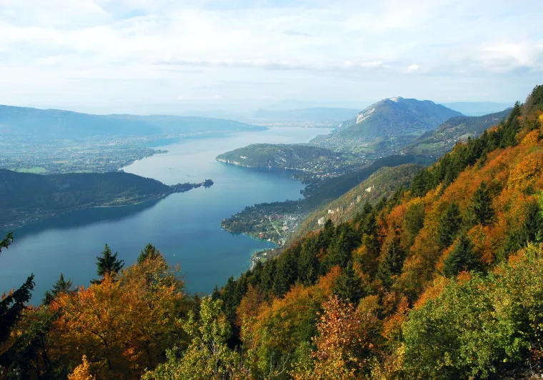 Het kristalheldere water van het meer van Annecy