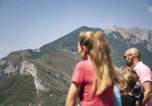 Zomer rond de bronnen van het meer van Annecy