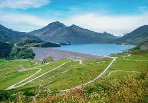 De stuwdam en het meer van Mont Cenis