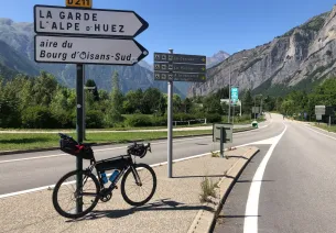 rugzakfiets aan de voet van Alpe d'Huez