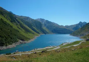 De stuwdam en het meer van Grand'Maison