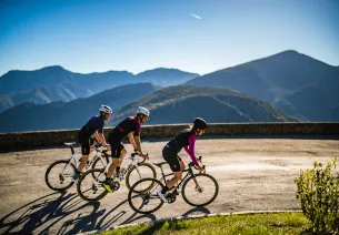 Fietsers op de hoofdwegen van Nice