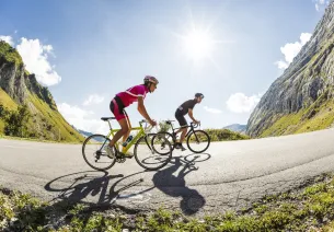 Fietsers op de Col de la Colombière