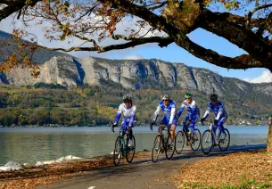 Fietsen rond de bronnen van het meer van Annecy