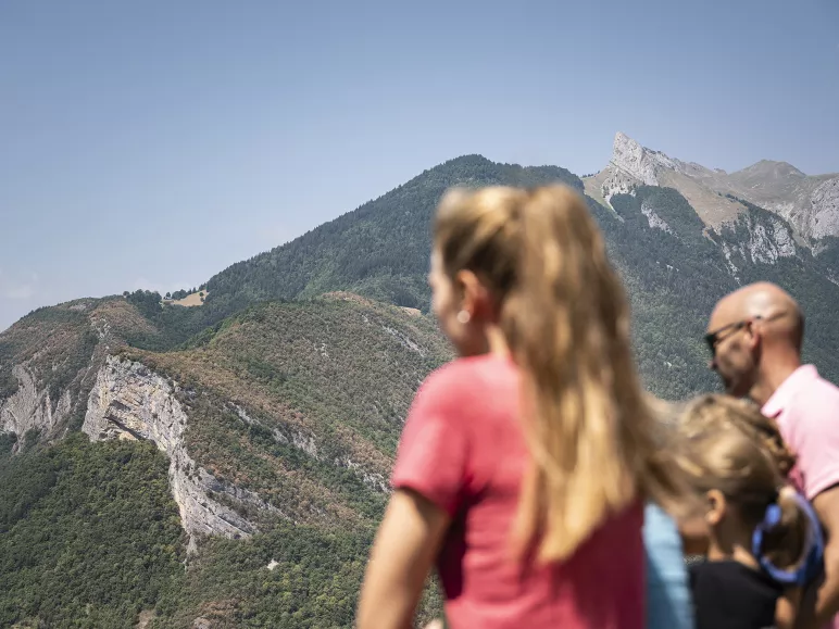Zomer rond de bronnen van het meer van Annecy