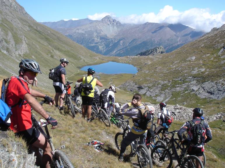 groep mountainbikers in de Queyras