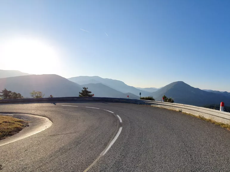 Afdaling bij zonsopgang naar Castellane