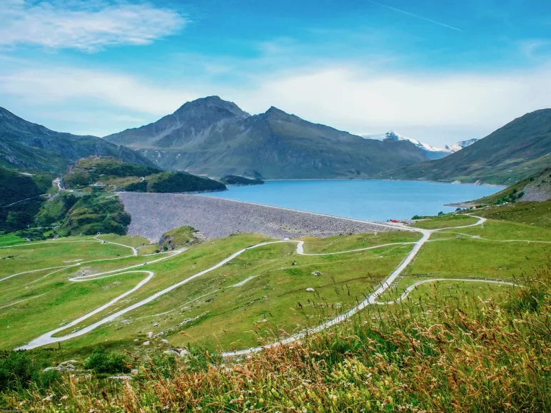De stuwdam en het meer van Mont Cenis