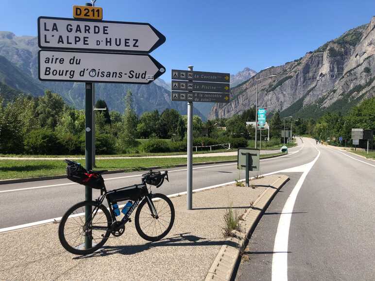 rugzakfiets aan de voet van Alpe d'Huez