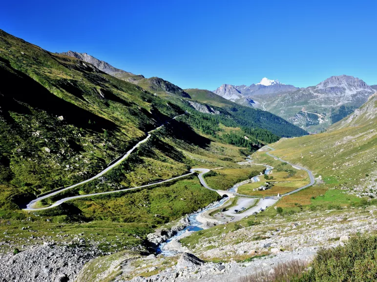 De Pont Saint-Charles aan de voet van de eerste haarspeldbochten van de Col de l'Iseran