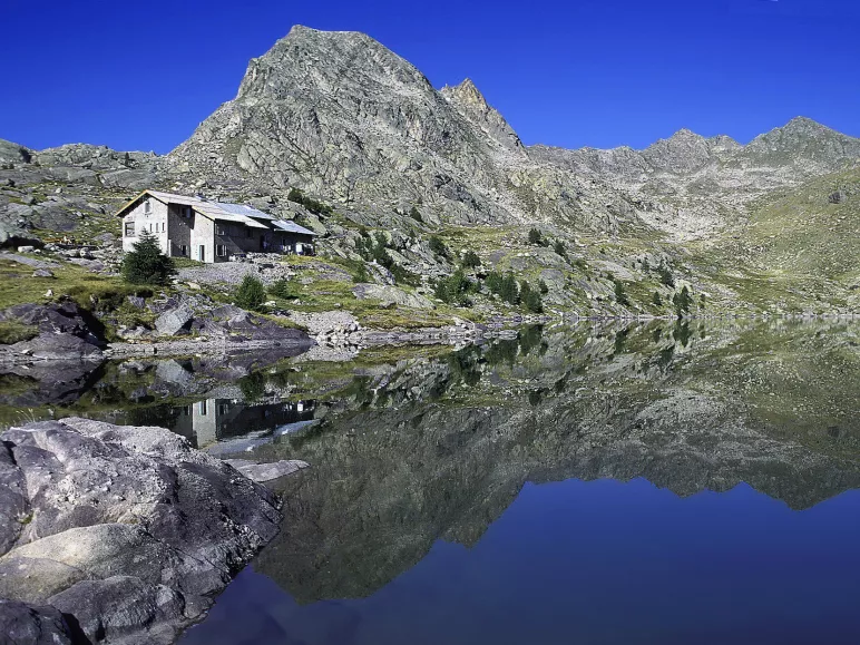 De toevluchtsoord Merveilles voor het Lac Long Supérieur des Merveilles