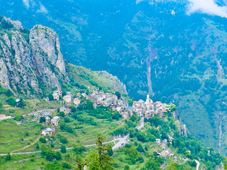 Roubion, een emblematisch heuveldorp aan de Tinée