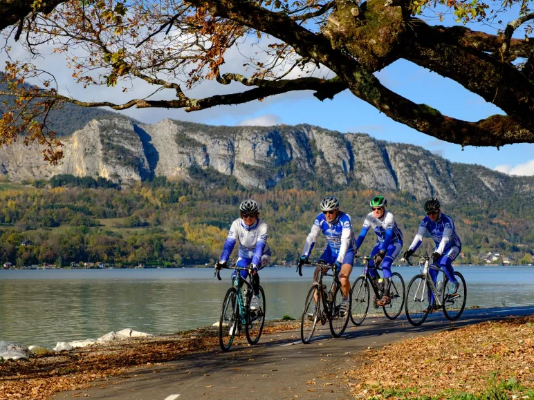 Fietsen rond de bronnen van het meer van Annecy
